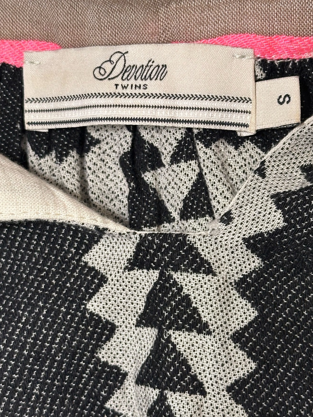 Devotion Twins Askania Aztec Geometric Print Peasant Top Small - Picture 3 of 5